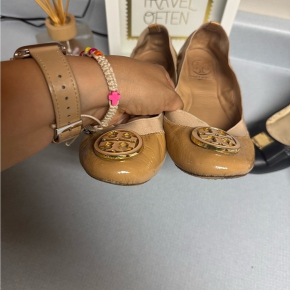 Tory Burch Black and Tan Leather Flats with Logo Medallion - Picture 11 of 12